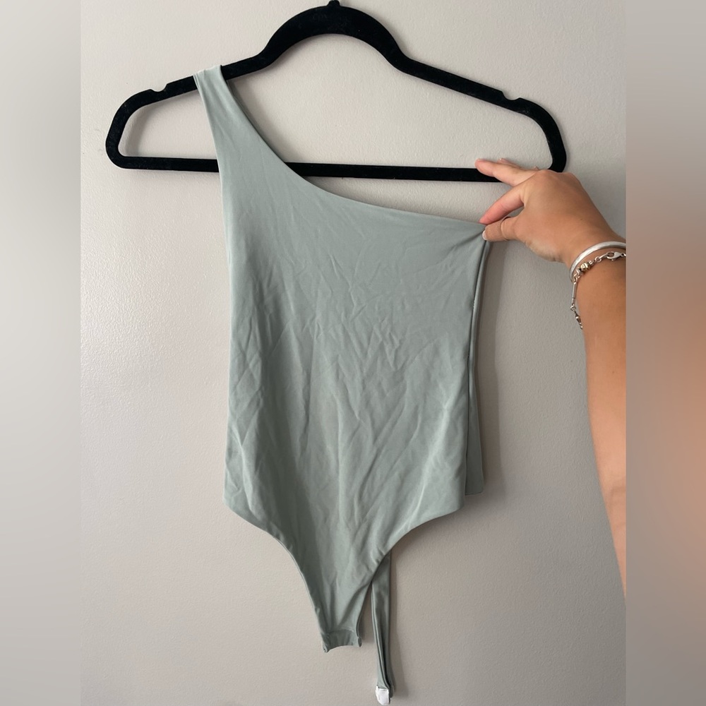 One shoulder top